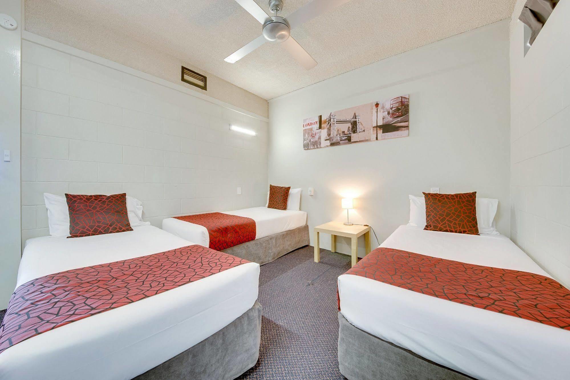 Camelot Motel 3*